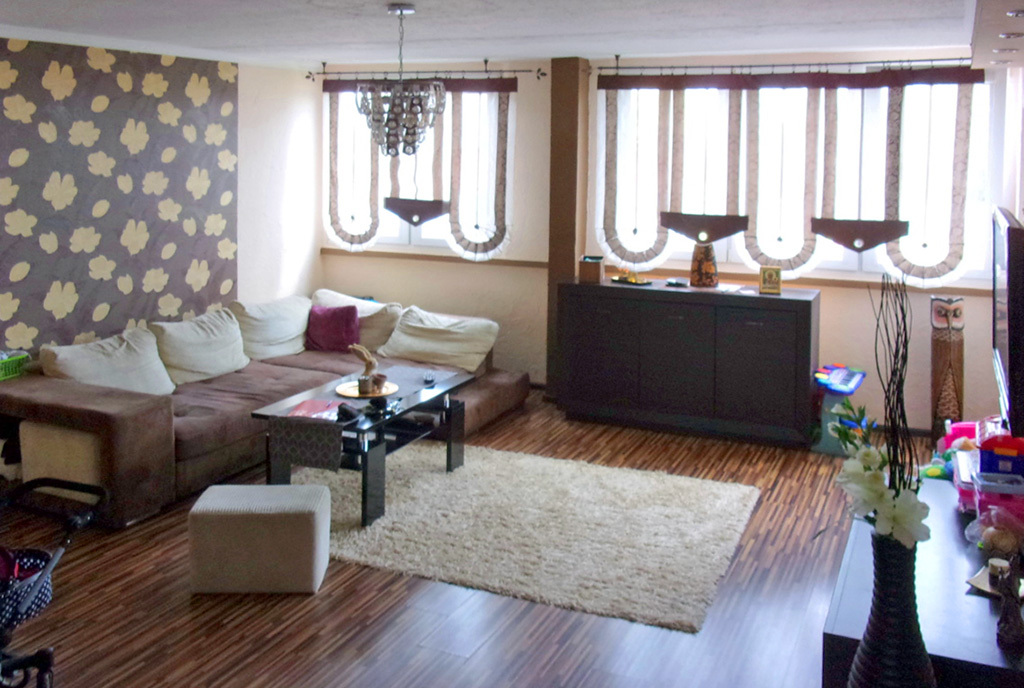 na zdjęciu prestiżowy salon w luksusowym apartamencie w okolicach Legnicy na sprzedaż