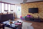 fragment przestronnego salonu w luksusowym apartamencie do sprzedaży w okolicach Legnicy