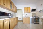 na zdjęciu umeblowana kuchnia w luksusowym apartamencie w okolicach Legnicy na sprzedaż