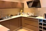 nowocześnie umeblowana i wyposażona kuchnia w luksusowym apartamencie w okolicy Bielska-Białej na sprzedaż