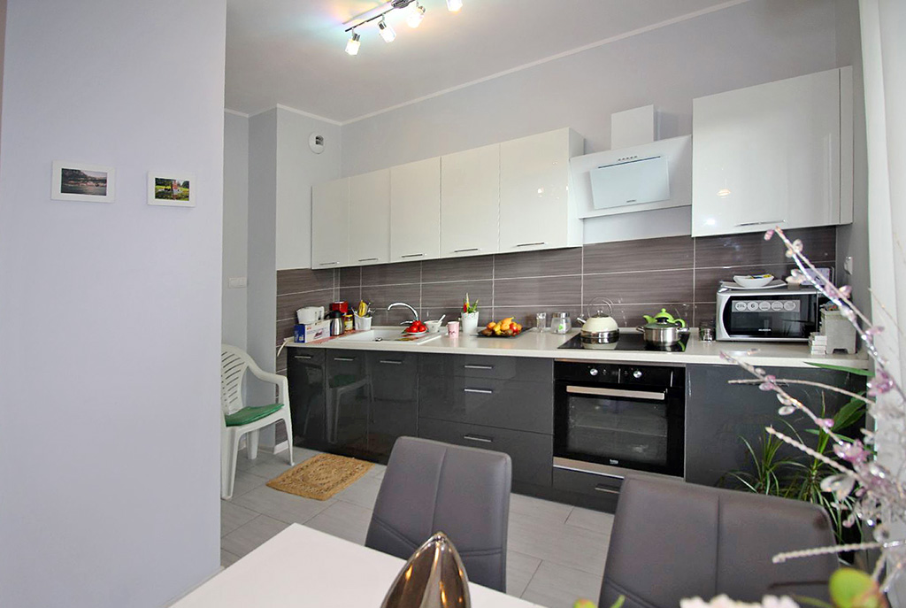 zdjęcie prezentuje stylową kuchnię w luksusowym apartamencie w Łodzi na sprzedaż