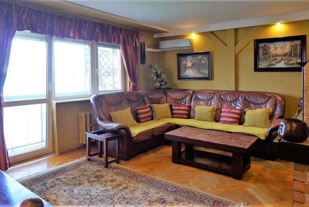 widok z innej strony na salon w luksusowym apartamencie do sprzedaży we Wrocławiu