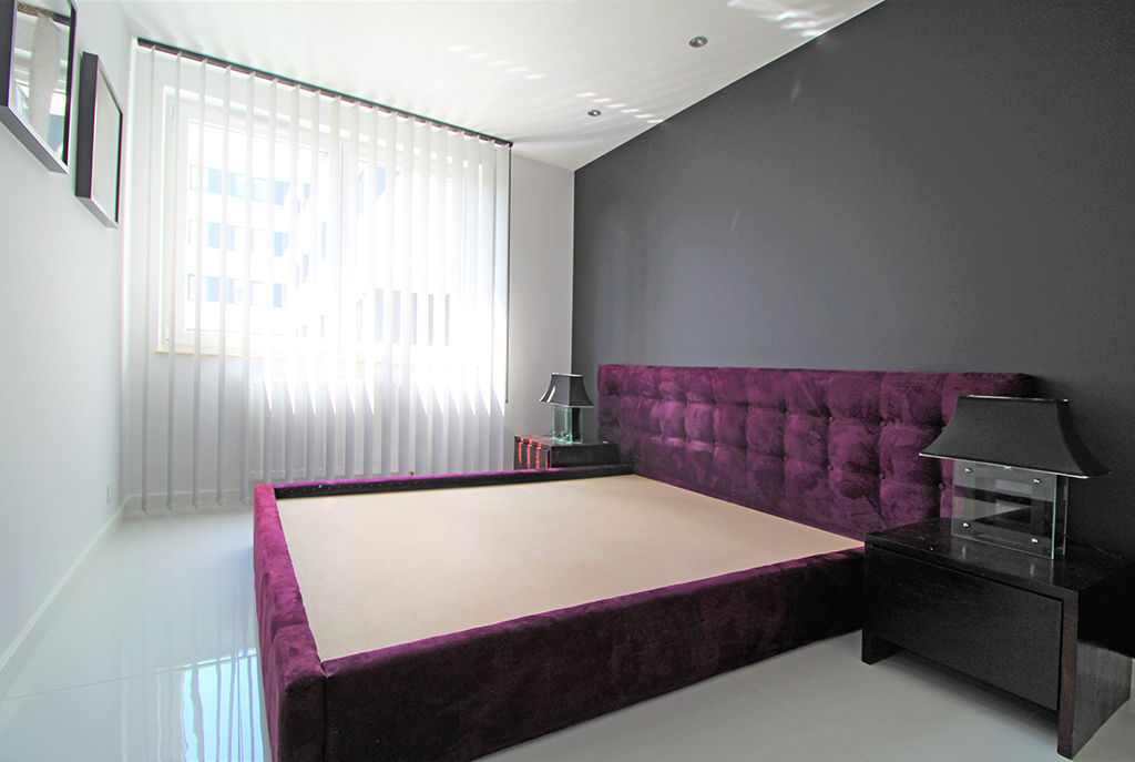 na zdjęciu elegancka sypialnia w luksusowym apartamencie w Krakowie na wynajem