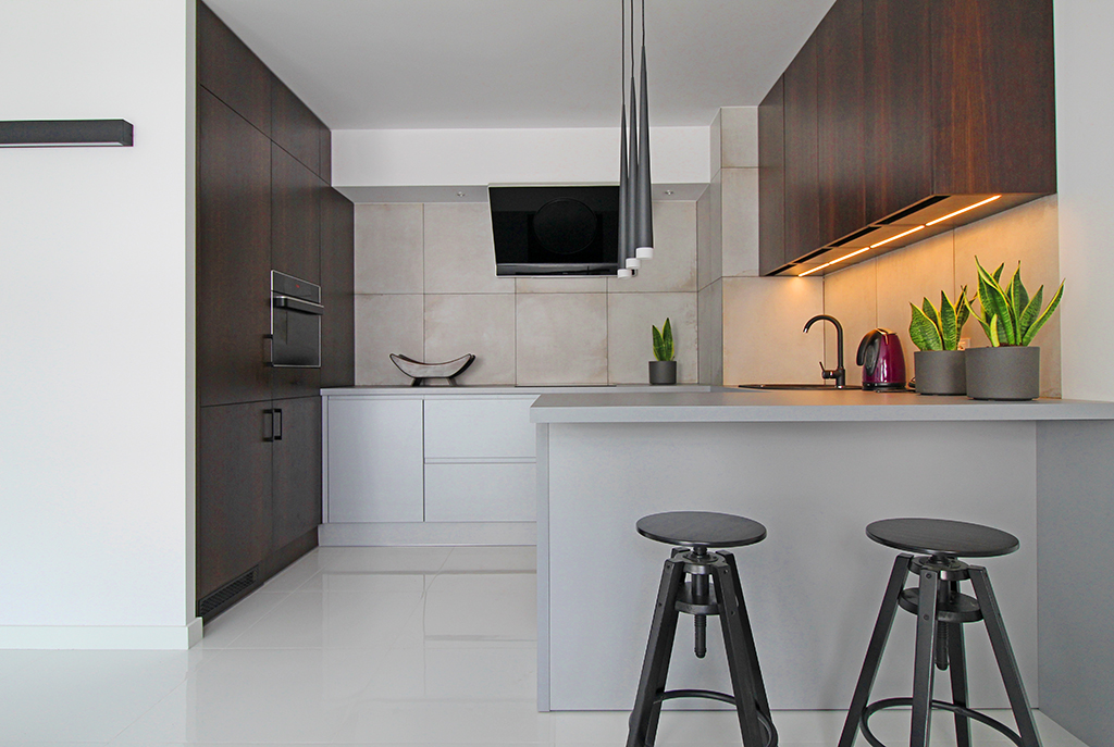 widok na komfortowy aneks kuchenny w luksusowym apartamencie do wynajmu w Krakowie