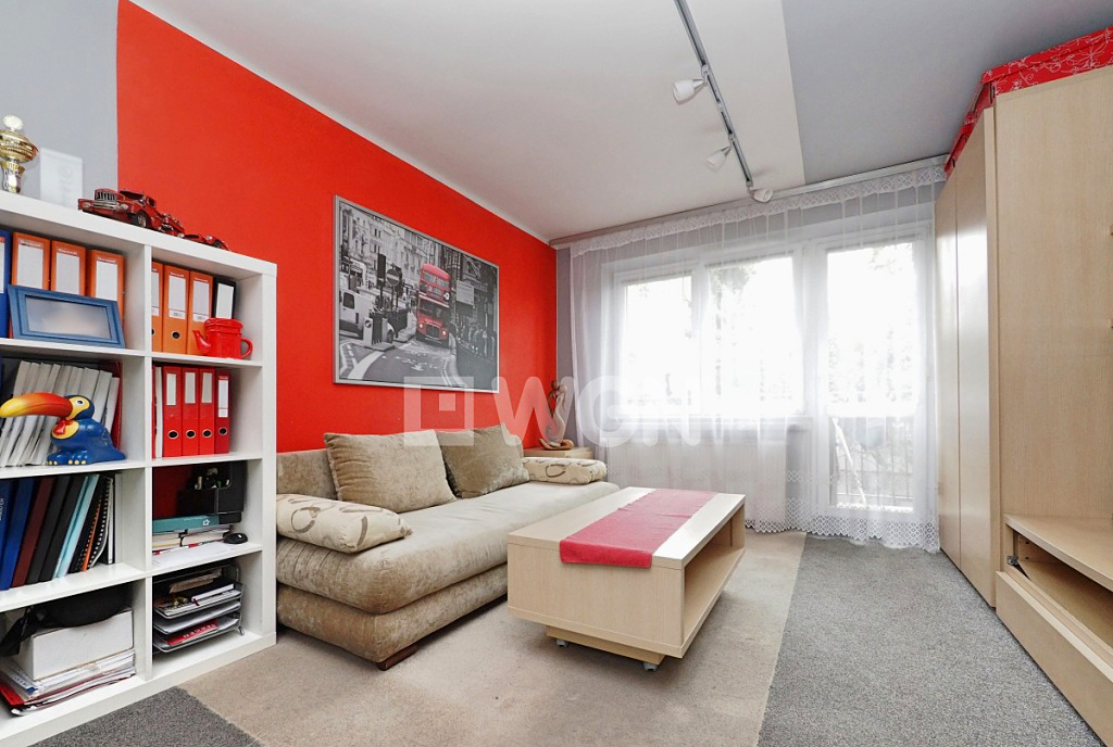 widok z innej perspektywy na komfortowy salon w luksusowym apartamencie do wynajmu w Tarnowie