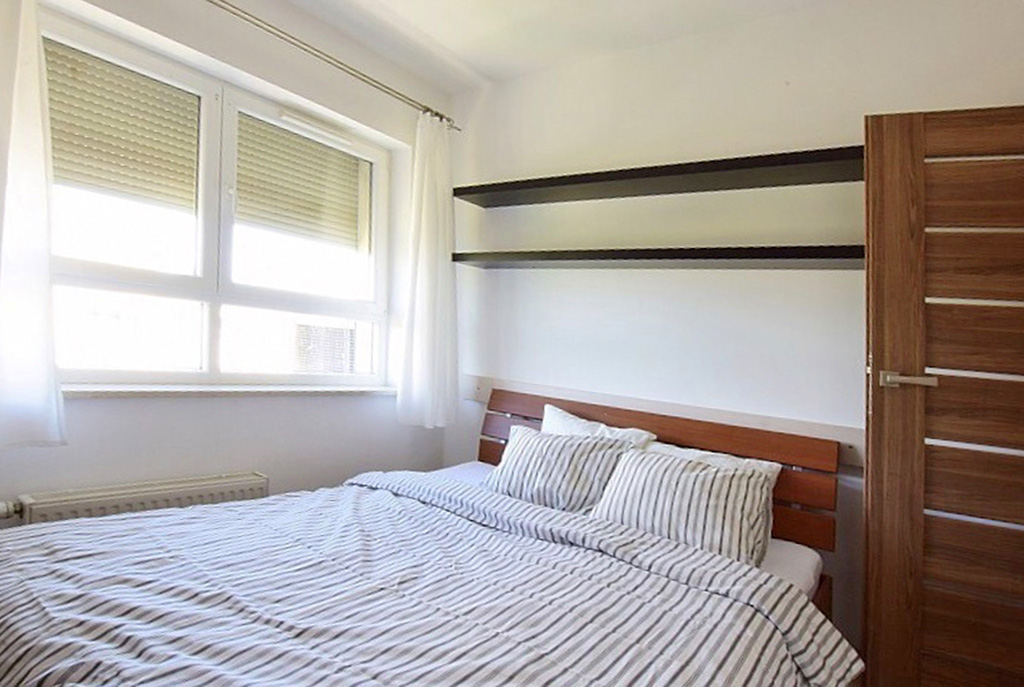 na zdjęciu elegancka, zaciszna sypialnia w luksusowym apartamencie w Katowicach na wynajem
