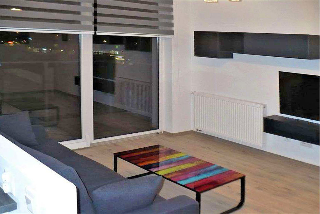 widok z innej perspektywy na luksusowy salon w ekskluzywnym apartamencie do wynajmu w Katowicach