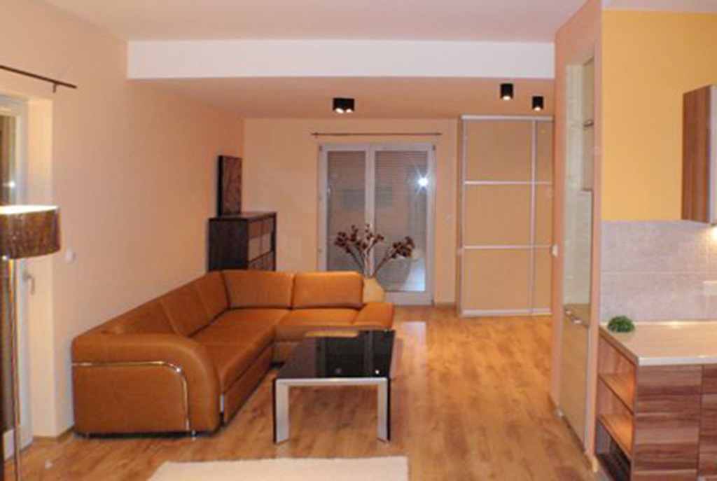 widok na prestiżowy salon w luksusowym apartamencie do wynajmu w Katowicach
