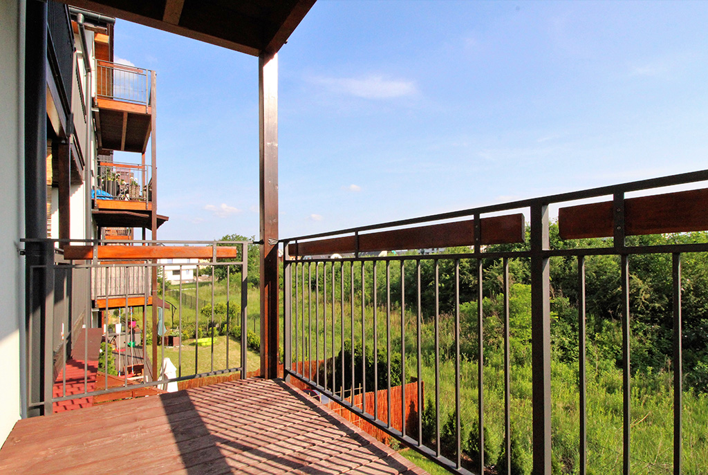 widok z balkonu na zieleń w luksusowym apartamencie w Krakowie na wynajem