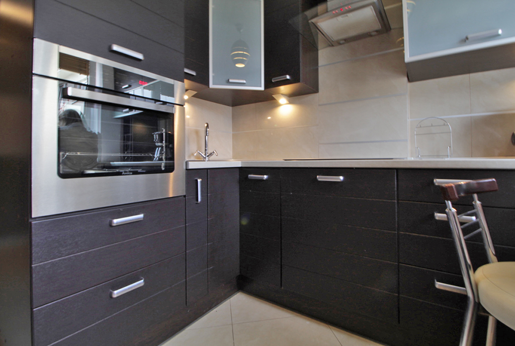 komfortowa kuchnia w luksusowym apartamencie do wynajmu w Krakowie