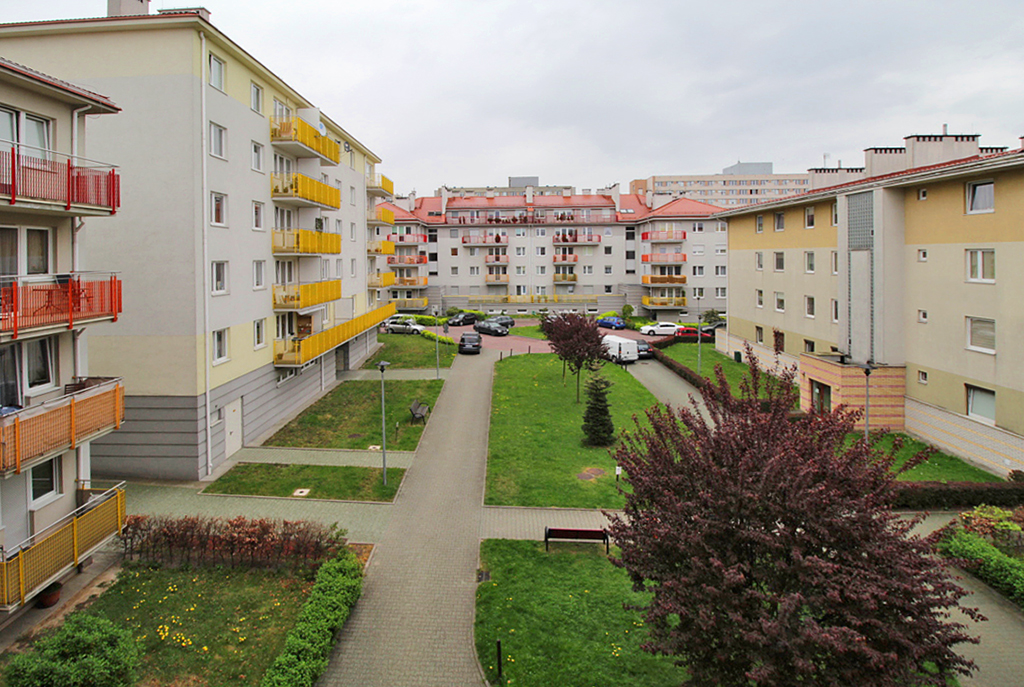 widok na osiedle, jaki rozpościera się z okien luksusowego apartamentu w Krakowie na wynajem