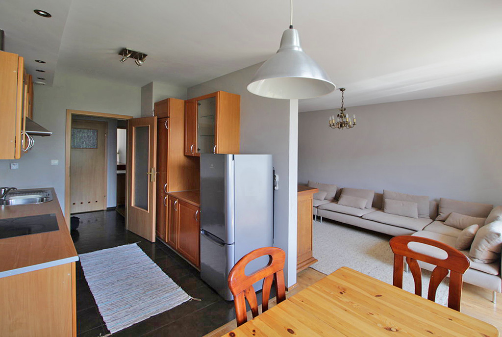 widok od strony jadalni na luksusowe wnętrze ekskluzywnego apartamentu do wynajmu w Krakowie