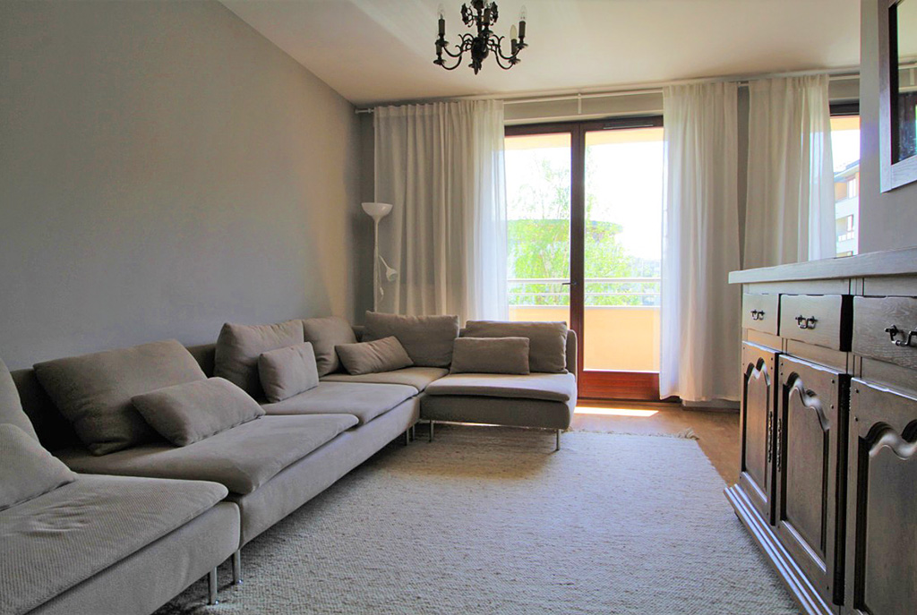 na zdjęciu prestiżowy salon w ekskluzywnym apartamencie w Krakowie na sprzedaż