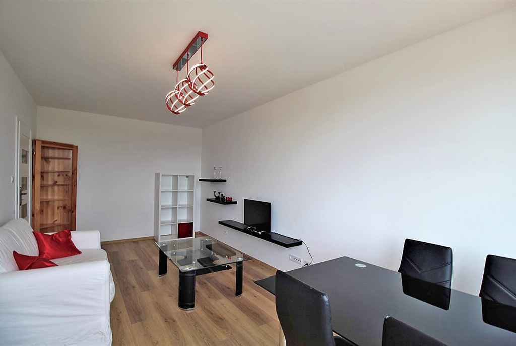 widok z innej perspektywy na luksusowe wnętrze salonu w ekskluzywnym apartamencie do wynajmu w Krakowie