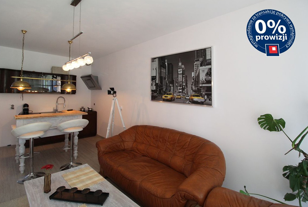 widok z innej perspektywy na komfortowy salon w ekskluzywnym apartamencie do sprzedaży w Krakowie