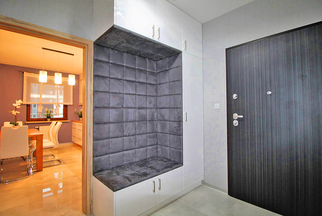 widok na przedpokój w luksusowym apartamencie w Krakowie na wynajem