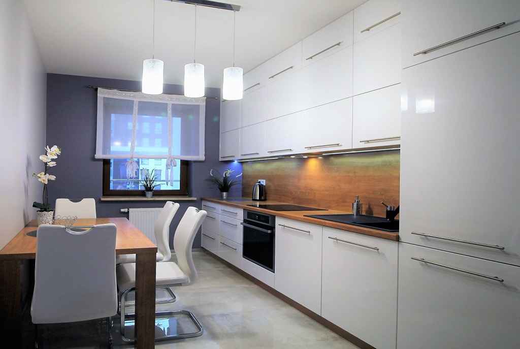 nowocześnie umeblowana i urządzona kuchnia w luksusowym apartamencie do wynajmu w Krakowie