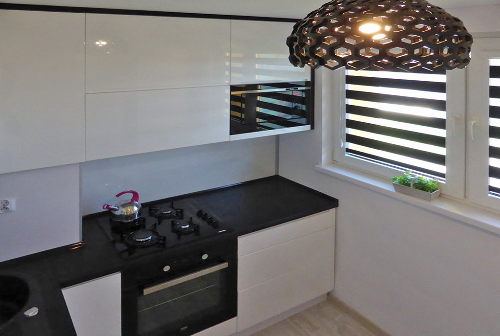 widok z góry na umeblowaną kuchnię w luksusowym apartamencie w Kwidzynie na wynajem