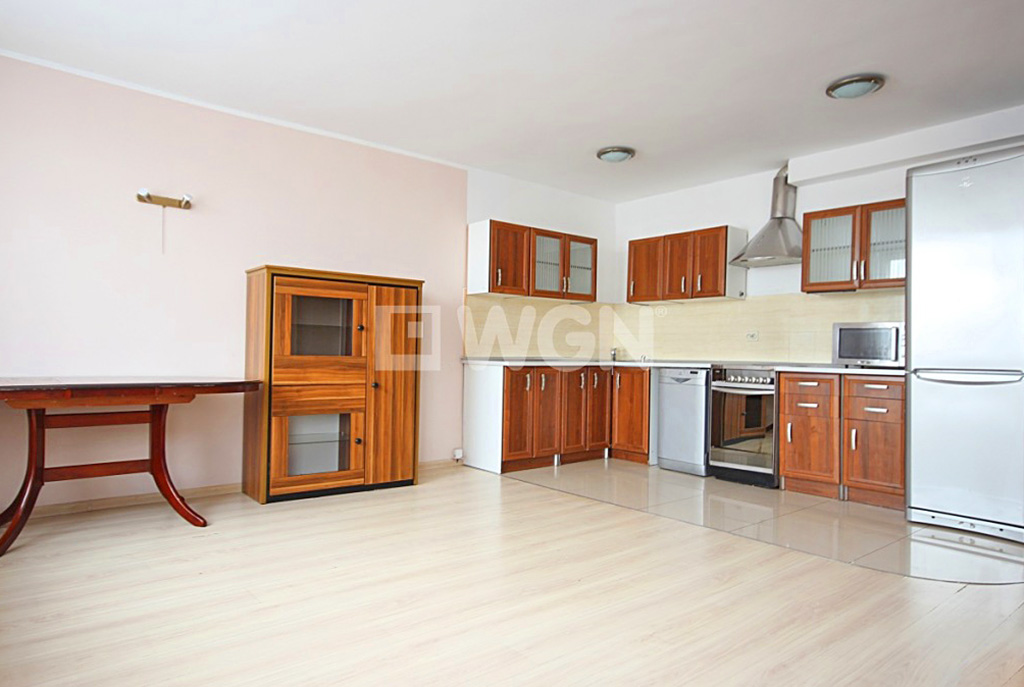 widok na umeblowaną i urządzoną kuchnię w ekskluzywnym apartamencie w Szczecinie na wynajem