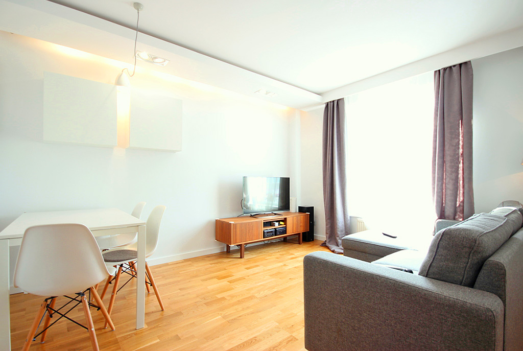 widok z innej perspektywy na luksusowy salon w ekskluzywnym apartamencie do sprzedaży w Szczecinie