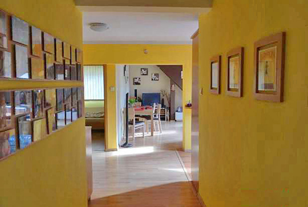 przedpokój z widokiem na salon w luksusowym apartamencie w Szczecinie na wynajem