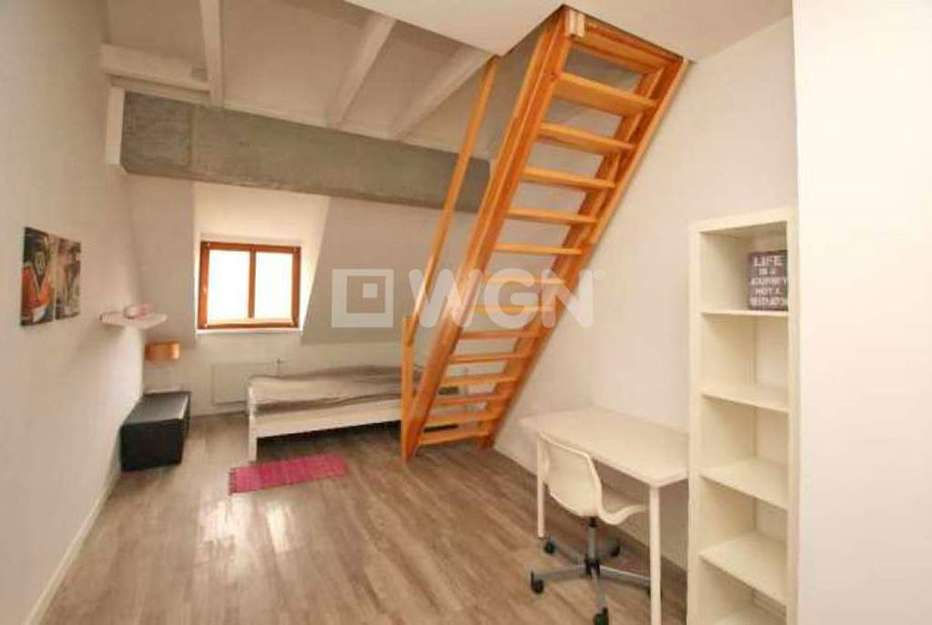 widok na sypialnię oraz schody na góry poziom w luksusowym apartamencie w Szczecinie na wynajem