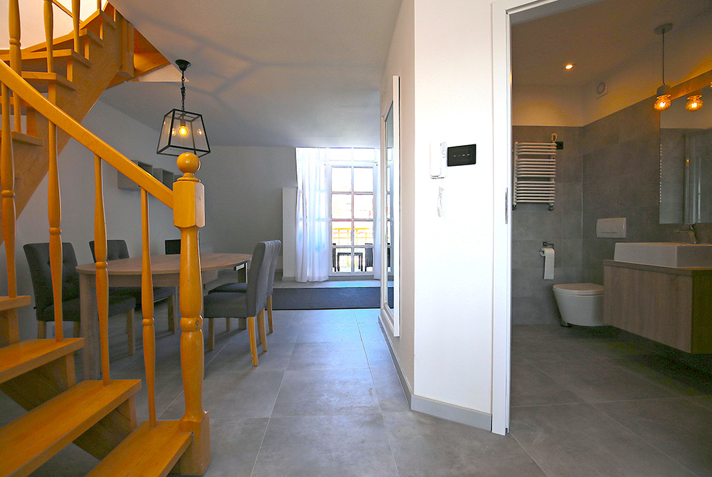 po lewej jadalnia, po prawej łazienka w luksusowym apartamencie w Szczecinie na wynajem