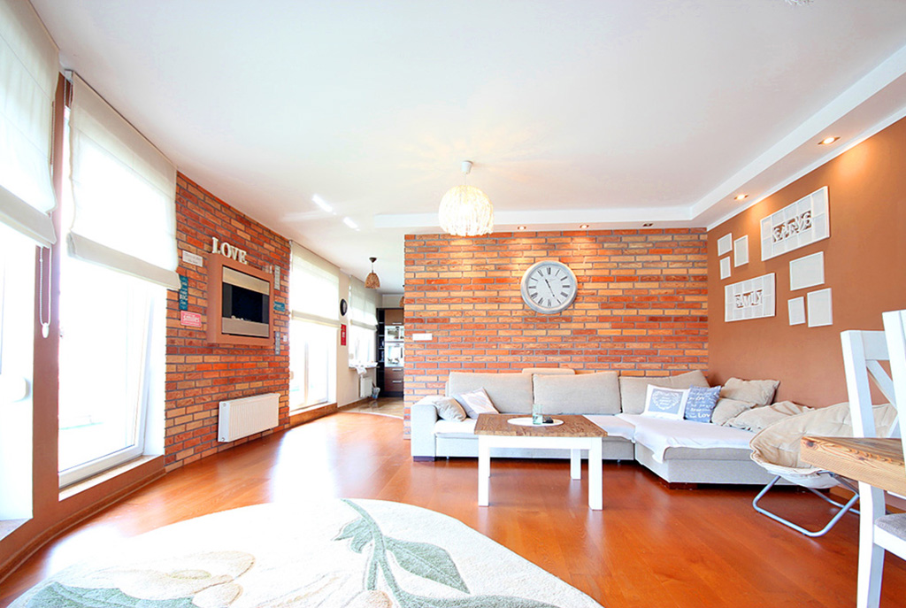 widok z innej perspektywy na luksusowy salon w ekskluzywnym apartamencie w Szczecinie na sprzedaż