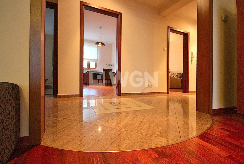 widok na przestronny przedpokój w luksusowym apartamencie w Szczecinie na wynajem