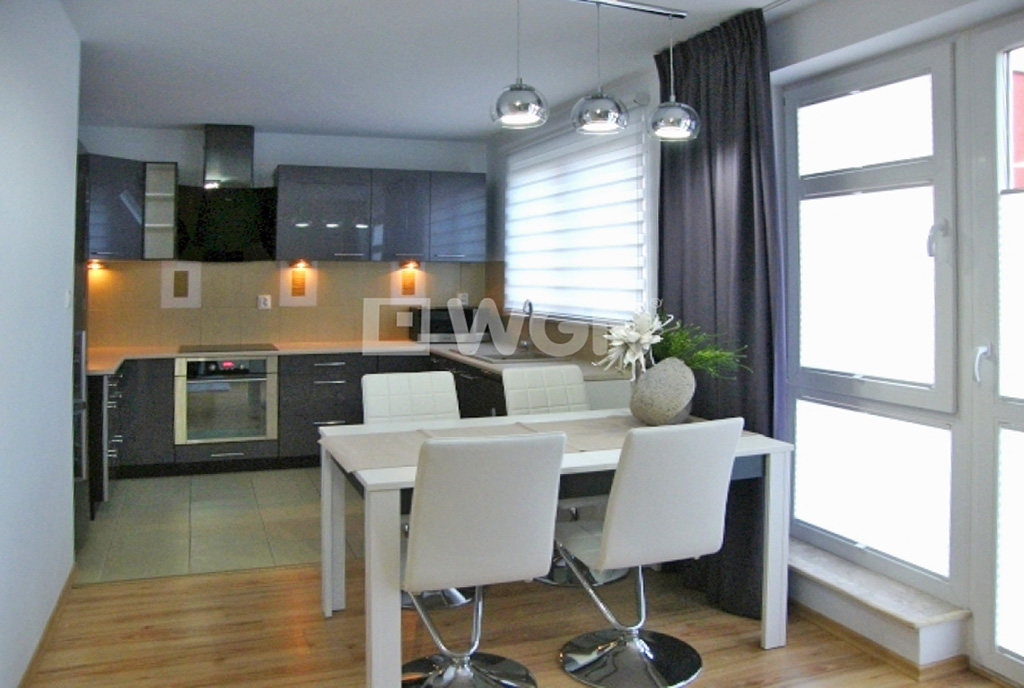 widok od strony jadalni na aneks kuchenny w luksusowym apartamencie do wynajęcia w Słupsku