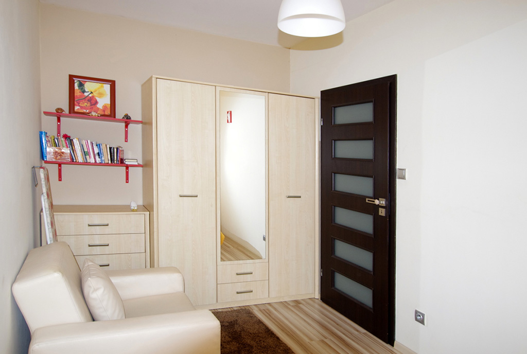 na zdjęciu jeden z prestiżowych pokoi w luksusowym apartamencie w okolicach Legnicy na wynajem