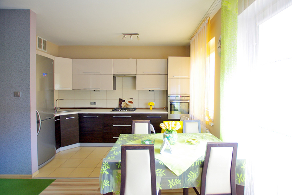 widok od strony jadalni na luksusowy salon w ekskluzywnym apartamencie do wynajmu w okolicach Legnicy