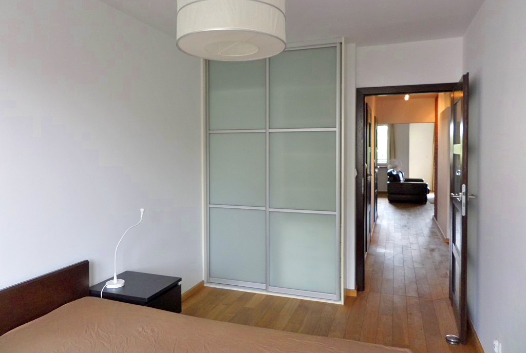 widok na zaciszną i elegancką sypialnię w luksusowym apartamencie we Wrocławiu na wynajem