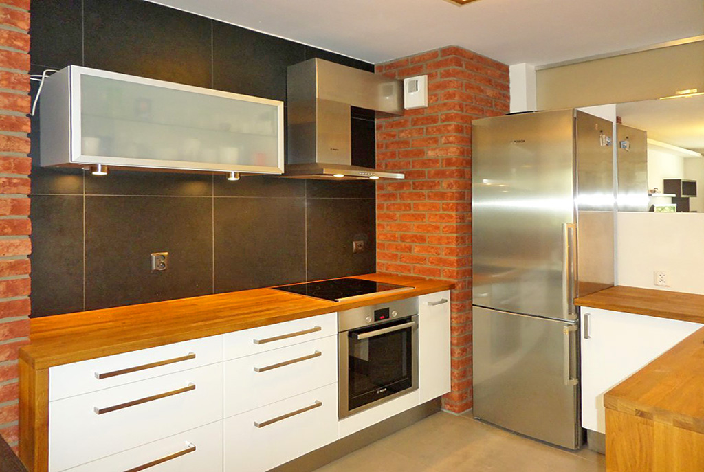 na zdjęciu umeblowana i wyposażona kuchnia w luksusowym apartamencie do wynajmu we Wrocławiu