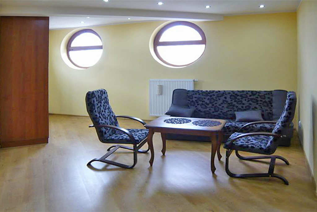 na zdjęciu salon w luksusowym apartamencie do wynajmu we Wrocławiu