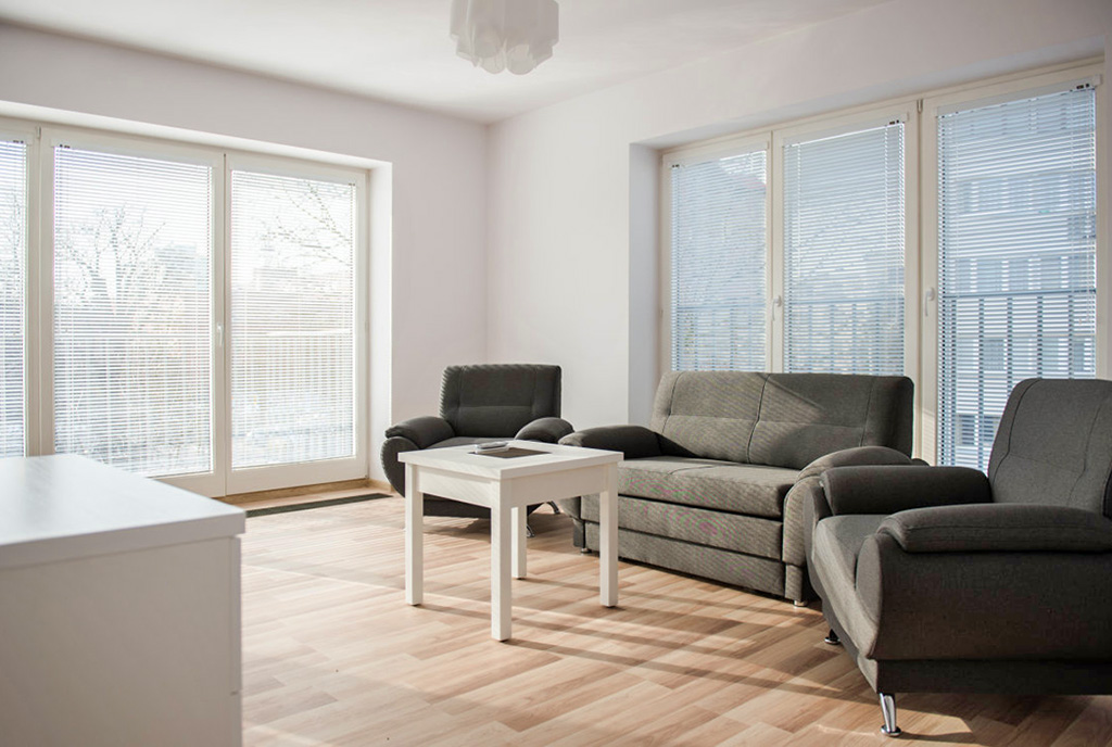 widok na prestiżowy salon w ekskluzywnym apartamencie do wynajmu we Wrocławiu