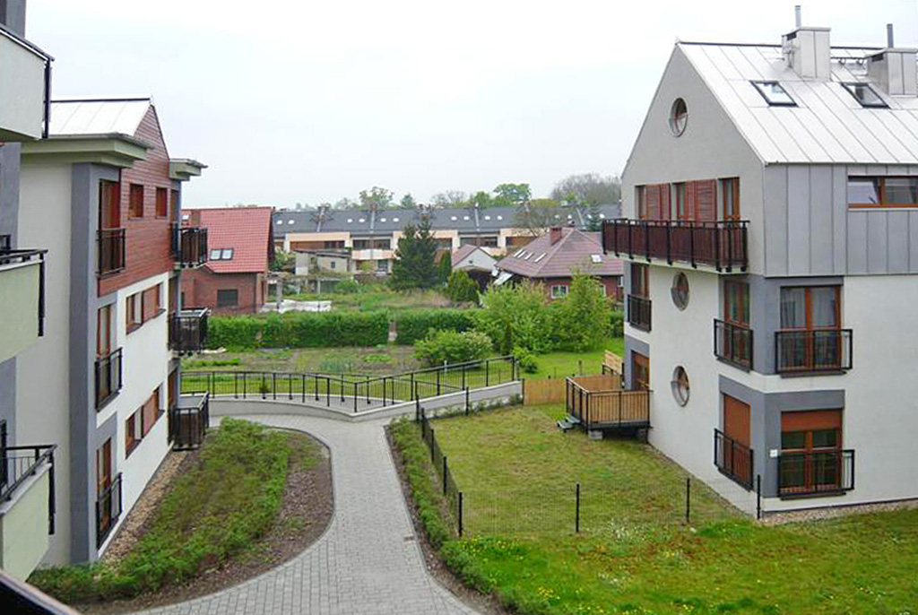 widok z okna luksusowego apartamentu do wynajęcia na osiedle we Wrocławiu