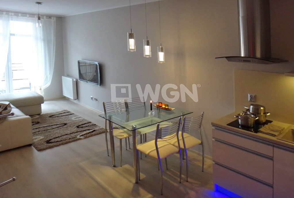 widok z góry na luksusowy salon w ekskluzywnym apartamencie do wynajęcia w Szczecinie