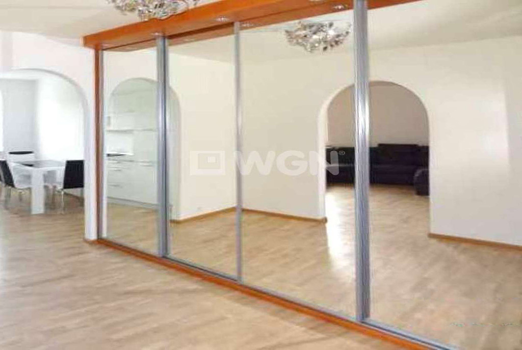 widok na przedpokój i zabudowaną szafę w luksusowym apartamencie w Szczecinie na wynajem