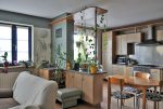 widok na jadalnię i kuchnię w luksusowym apartamencie do sprzedaży w okolicach Legnicy