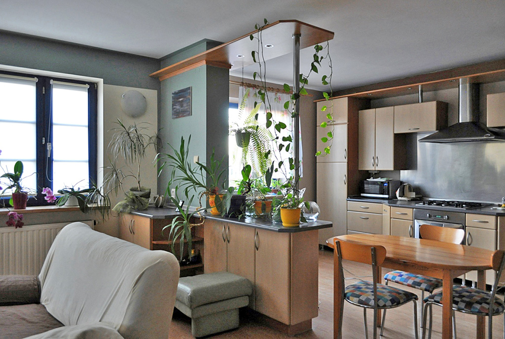 widok na jadalnię i kuchnię w luksusowym apartamencie do sprzedaży w okolicach Legnicy