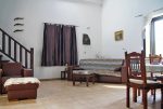na zdjęciu salon w ekskluzywnej willi do sprzedaży na Mazurach