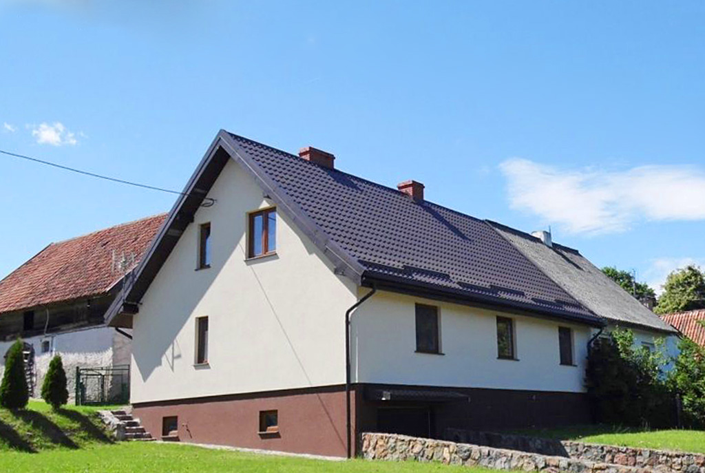 widok od strony ogrodu na ekskluzywną willę do sprzedaży na Mazurach