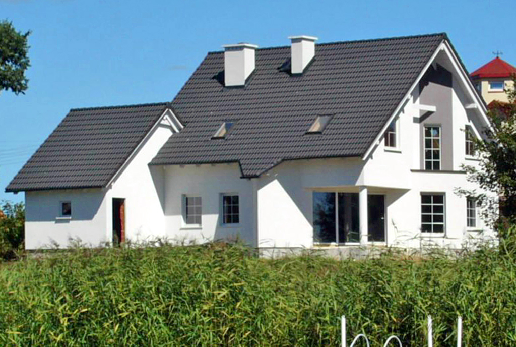 widok od strony ogrodu i jeziora na ekskluzywną willę do sprzedaży na Mazurach