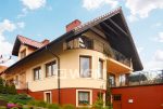 widok od strony ogrodu na ekskluzywną willę do sprzedaży na Mazurach