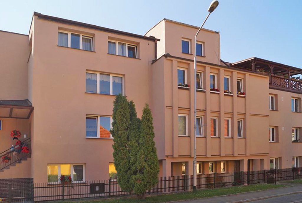 front luksusowej willi do sprzedaży nad morzem
