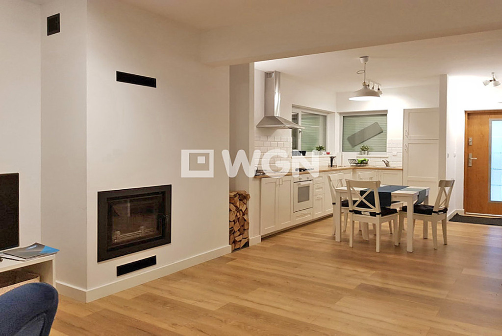 nowoczesne wnętrze z kominkiem w ekskluzywnej willi do sprzedaży nad morzem