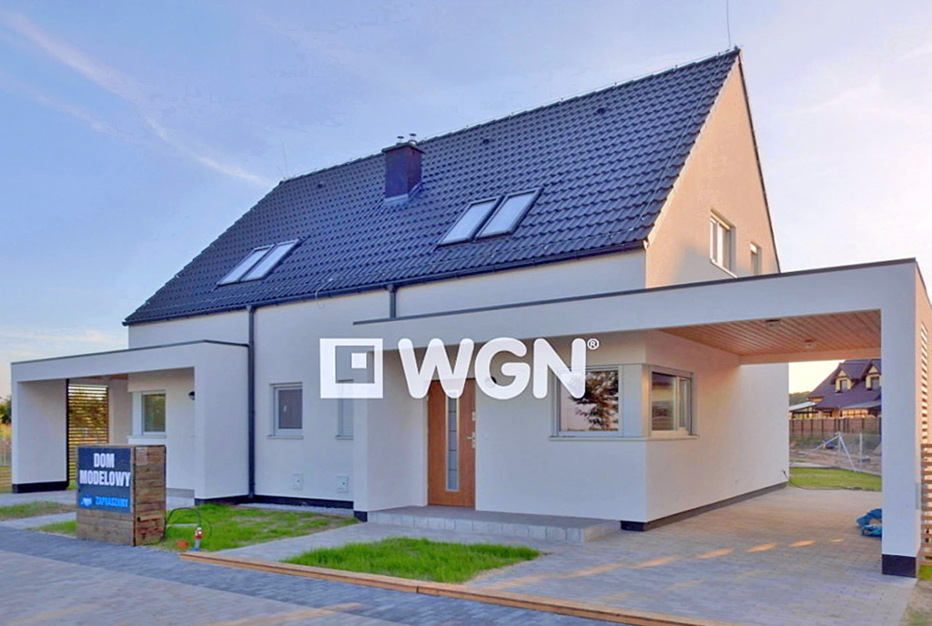 na zdjęciu front ekskluzywnej willi nad morzem na sprzedaż