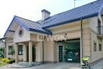 widok na reprezentacyjny front luksusowej willi do sprzedaży w Częstochowie