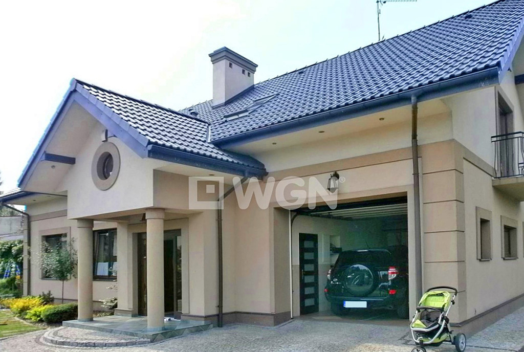 widok na reprezentacyjny front luksusowej willi do sprzedaży w Częstochowie